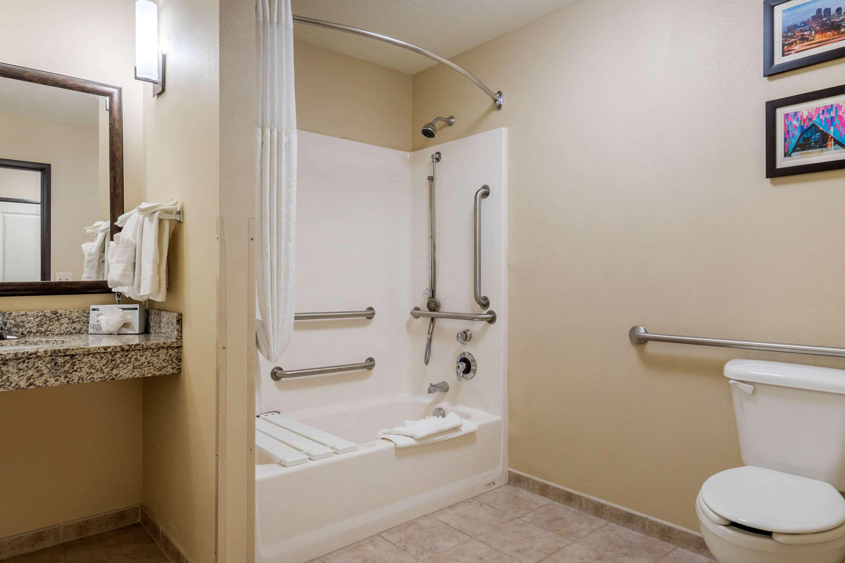 Comfort Suites Speedway - Kansas City Buitenkant foto