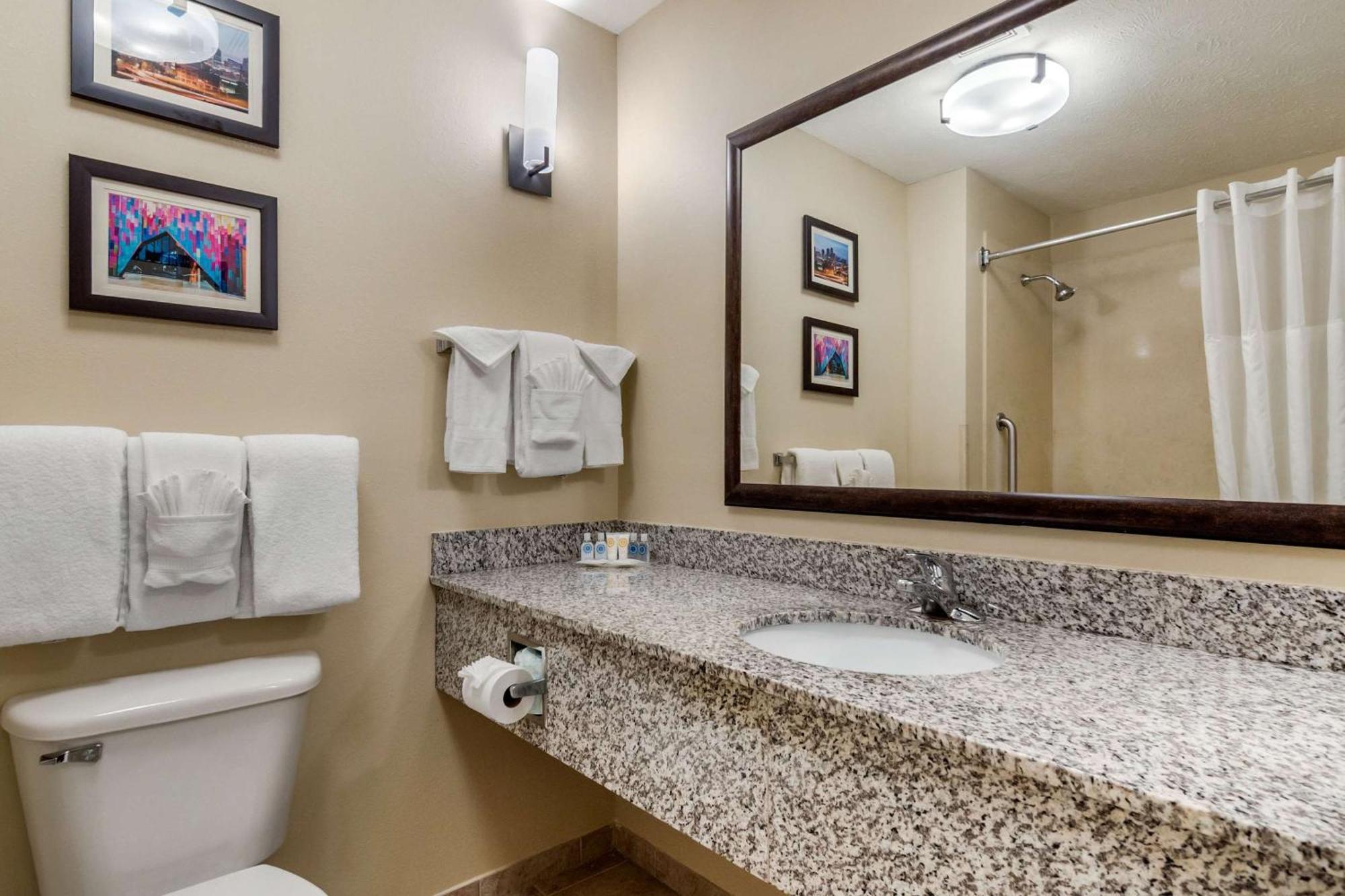 Comfort Suites Speedway - Kansas City Buitenkant foto
